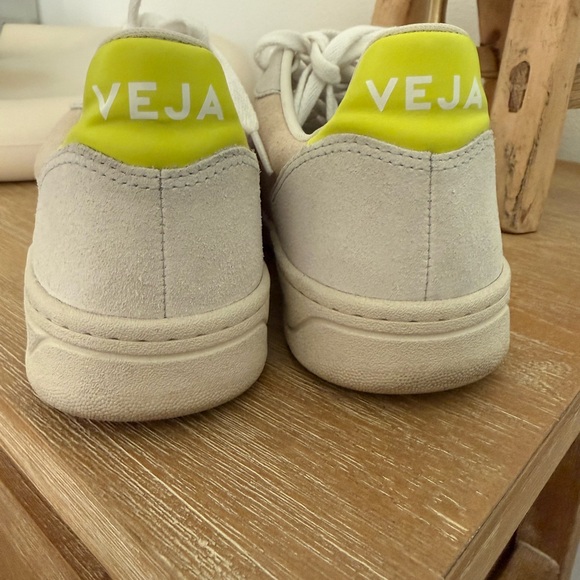 Veja Sneakers - Picture 3 of 5